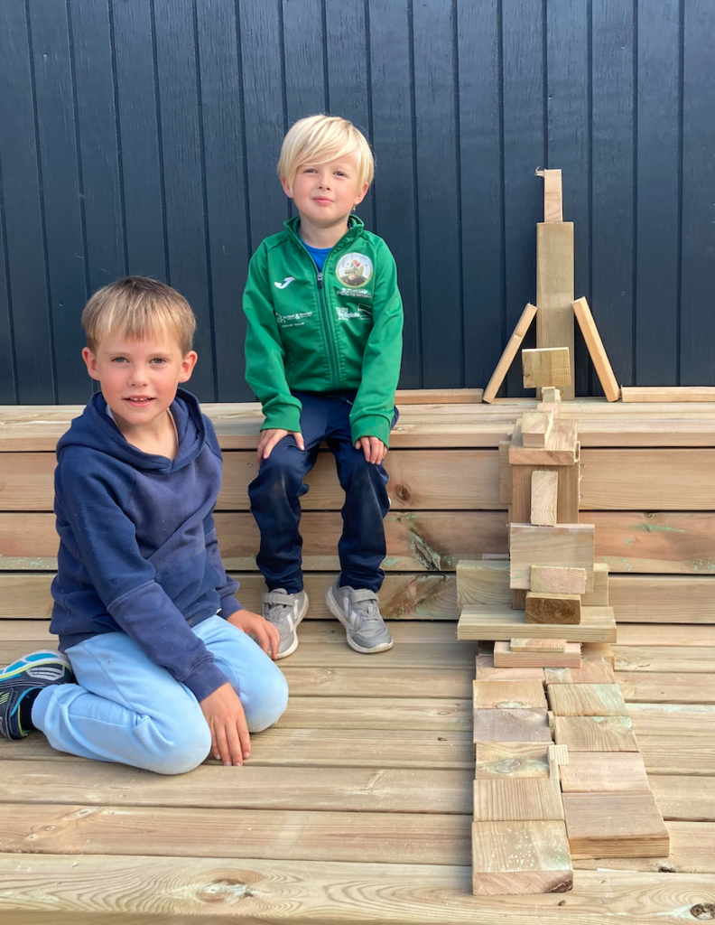Træværk og børn på Boddum-Ydby Friskole og Børnehus